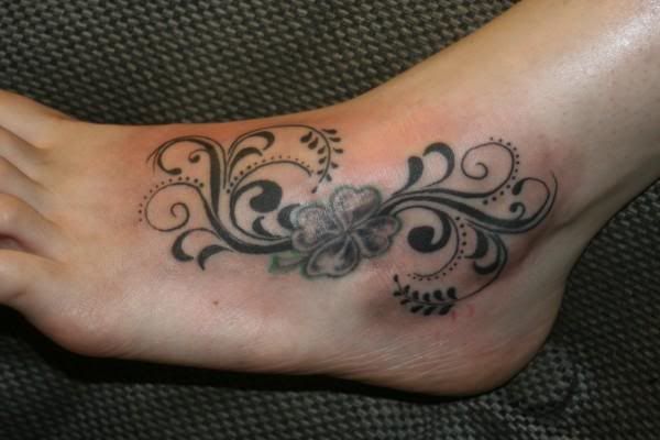 ciladd.jpg Foot-tattoo-four leaf clover/henna swirls