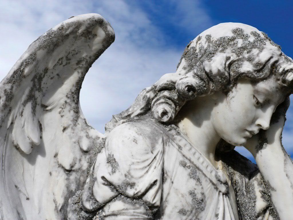 http://i296.photobucket.com/albums/mm166/pardede_bucket/Image/statue-of-an-sad-angel.jpg