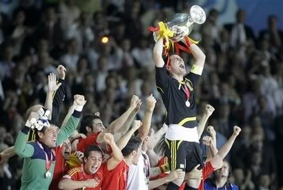Iker Casillas, um dos jogadores do Euro 2008, levantou a Henri Delaunay