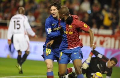 Messi e Eto'o marcaram em Sevilha