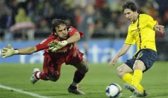 Messi em luta com Stojkovic