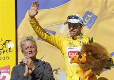 Sastre ganhou no Alpe d'Huez e celebrou junto do actor Michael Douglas