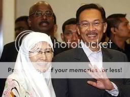 Anwar and Wan Azizah at court